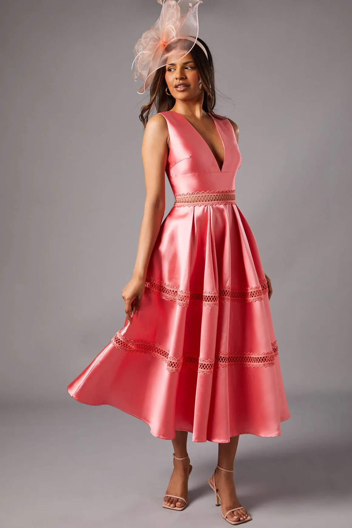 Robe Midi Petite à Encolure Plongeante en Sergé avec Finitions en Dentelle