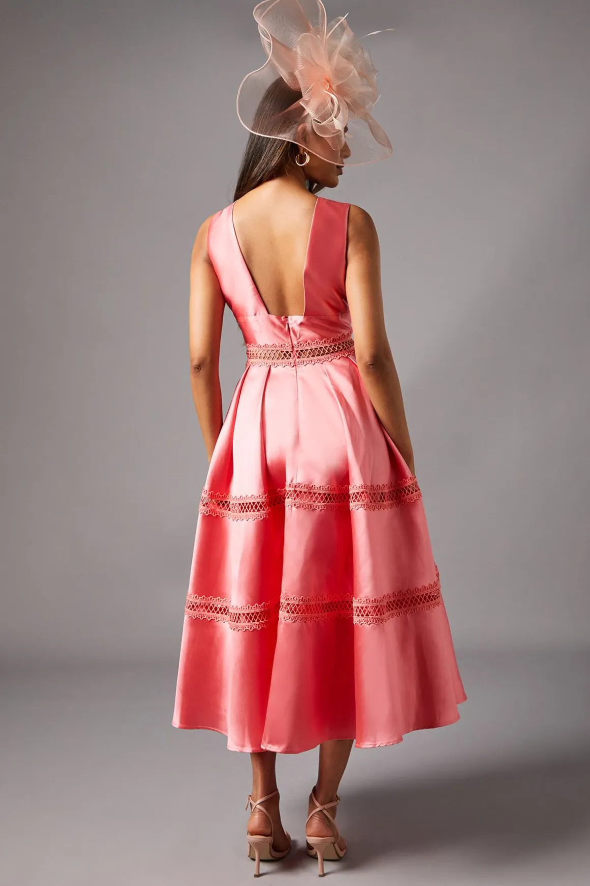 Robe Midi Petite à Encolure Plongeante en Sergé avec Finitions en Dentelle