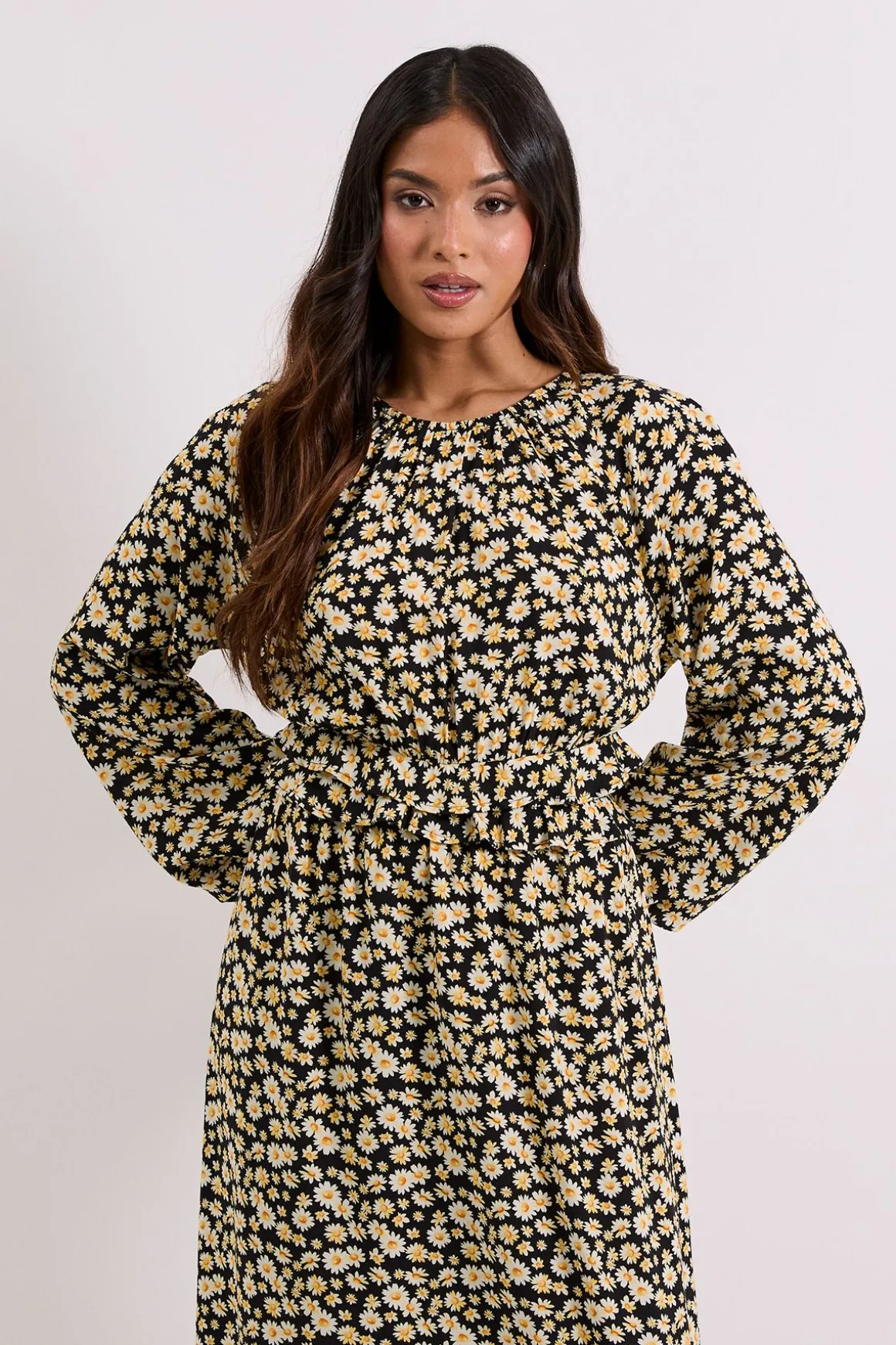 Robe Midi Petite à Imprimé Marguerites Noires avec Taille Froncée et Manches Bouffantes