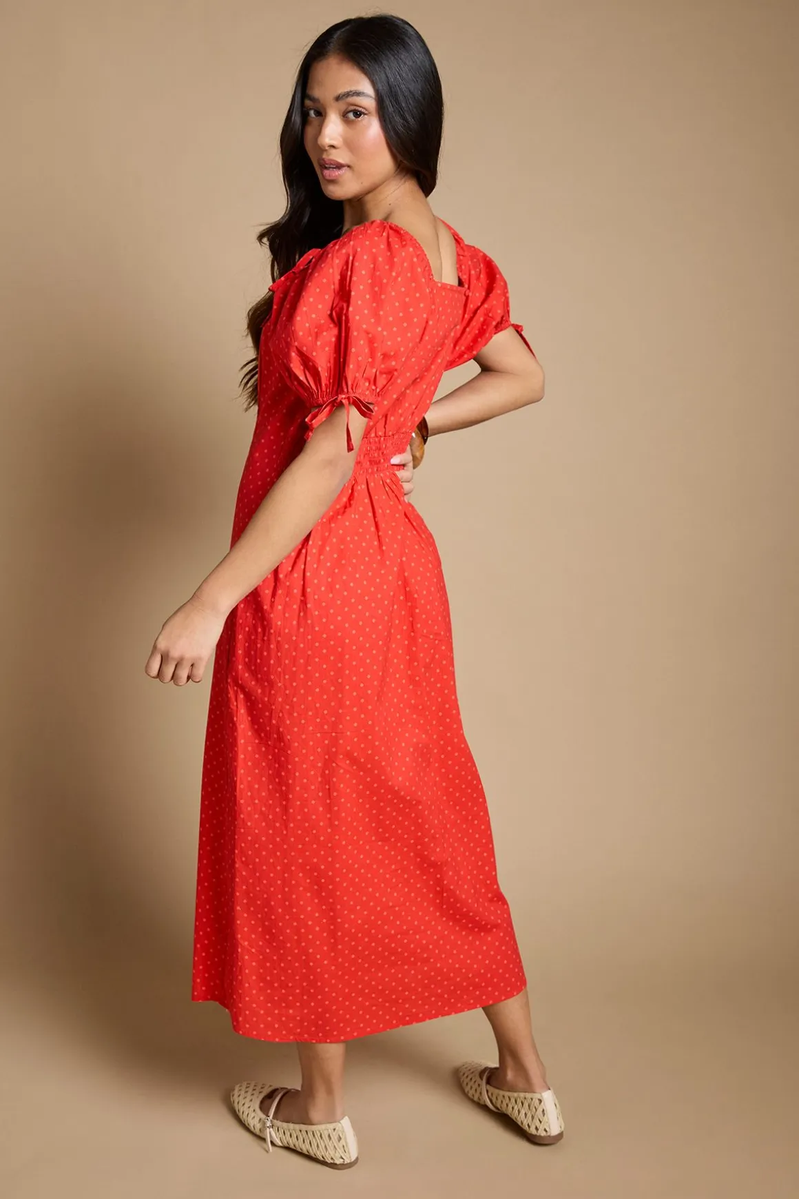Robe Midi Petite À Manches Bouffantes Avec Détails De Boutons Et Plis