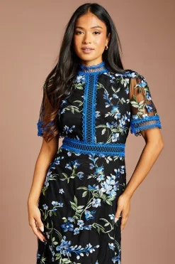 Robe Midi Petite À Manches Courtes En Maille Brodée Avec Bordure En Dentelle