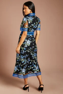 Robe Midi Petite À Manches Courtes En Maille Brodée Avec Bordure En Dentelle
