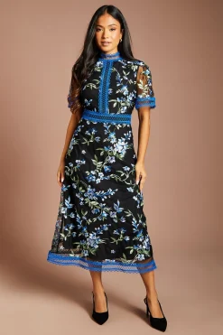 Robe Midi Petite À Manches Courtes En Maille Brodée Avec Bordure En Dentelle