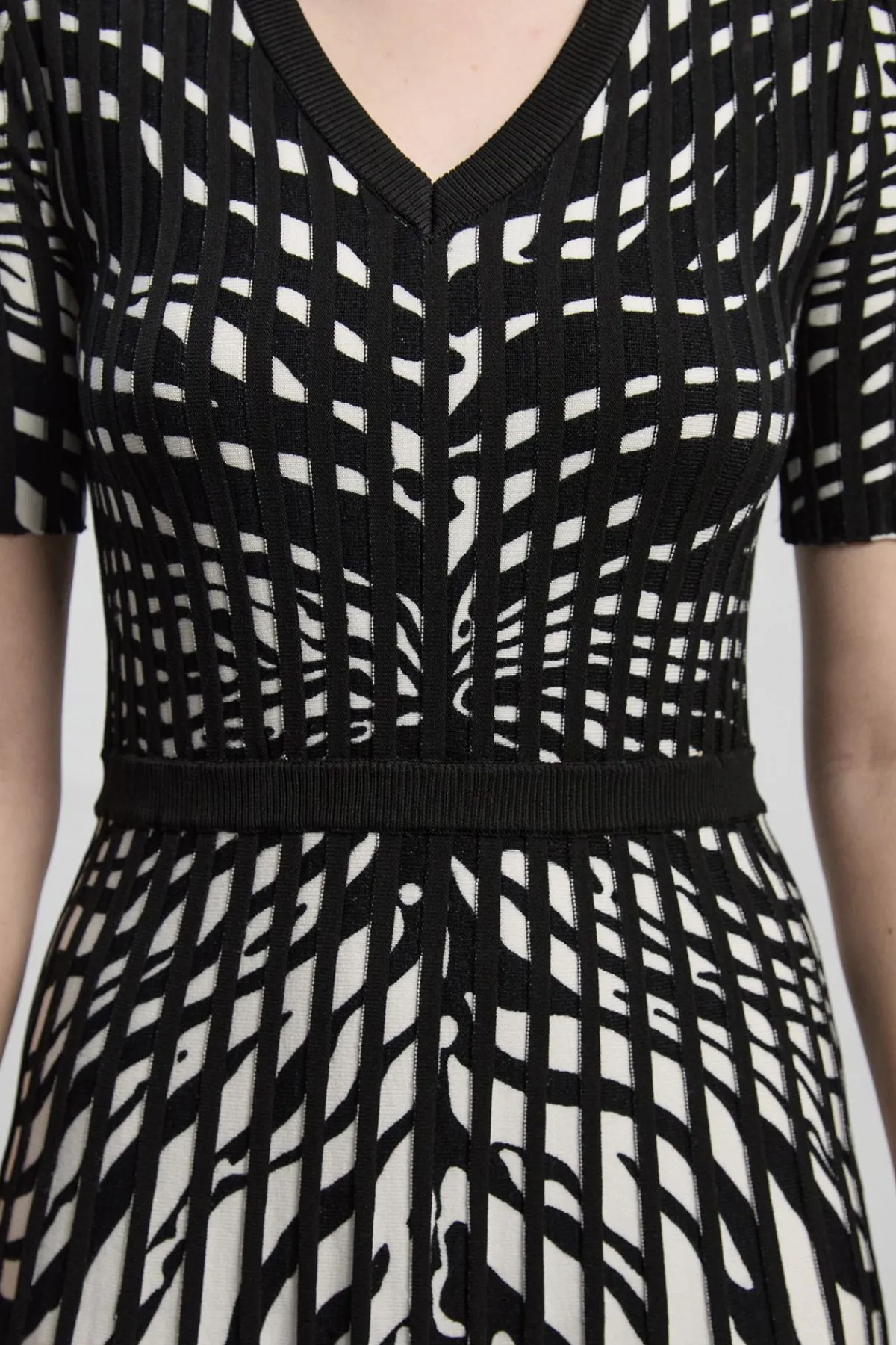 KarenMillen Robe Midi Petite Taille À Manches Courtes Et Jupe Évasée En Maille Jacquard Zèbre<Femme Toutes Les Robes|Robes Mi-Longues