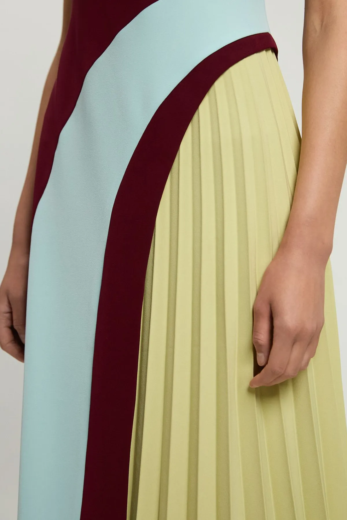 KarenMillen Robe Midi Plissée À Col Montant Et Blocs De Couleur En Tissu Souple Ajusté<Femme Tailleurs|Robes Mi-Longues