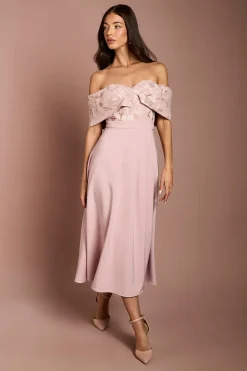 Robe Midi Plissée À Encolure En V Avec Corsage Jacquard Et Jupe En Crêpe