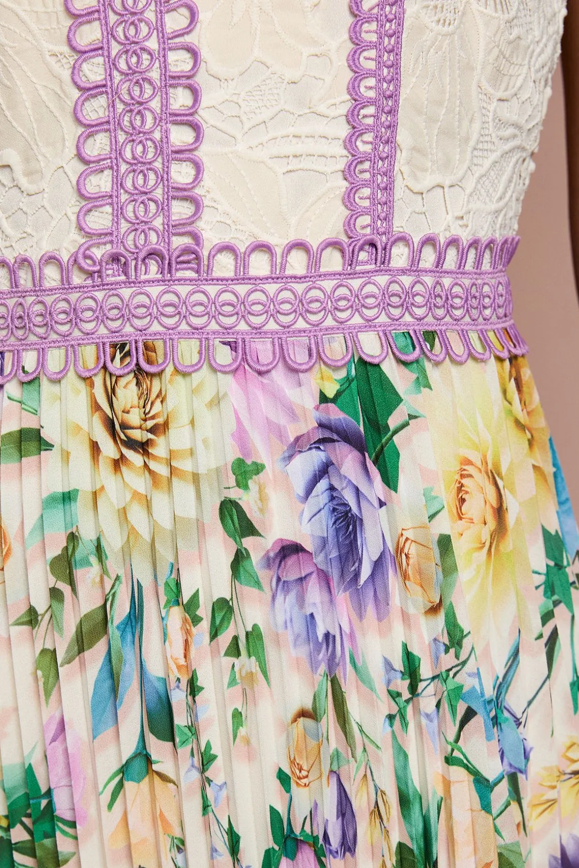 Robe Midi Plissée Lisa Tan À Imprimé Floral Avec Bordure En Dentelle