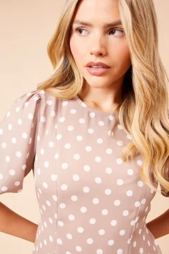 Robe Midi À Pois Avec Manches Bouffantes Et Corps Couturé