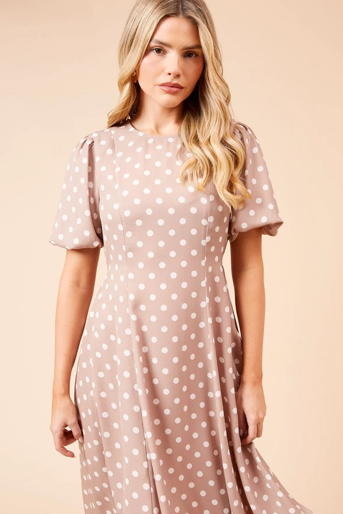 Robe Midi À Pois Avec Manches Bouffantes Et Corps Couturé