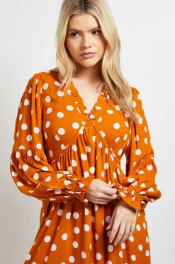 Robe Midi À Pois Orange Avec Couture Empire Et Détails À Volants