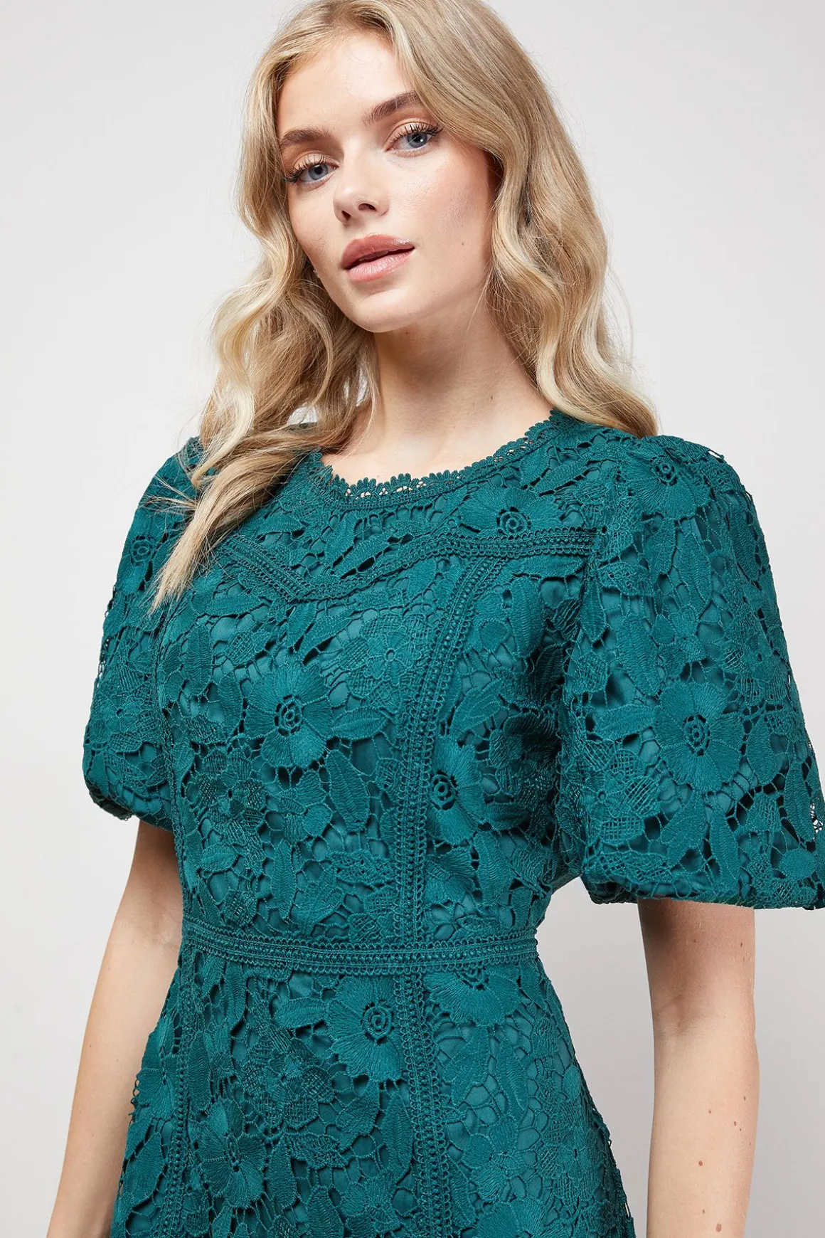 Robe Midi Péplum à Manches Bouffantes avec Détails de Dentelle