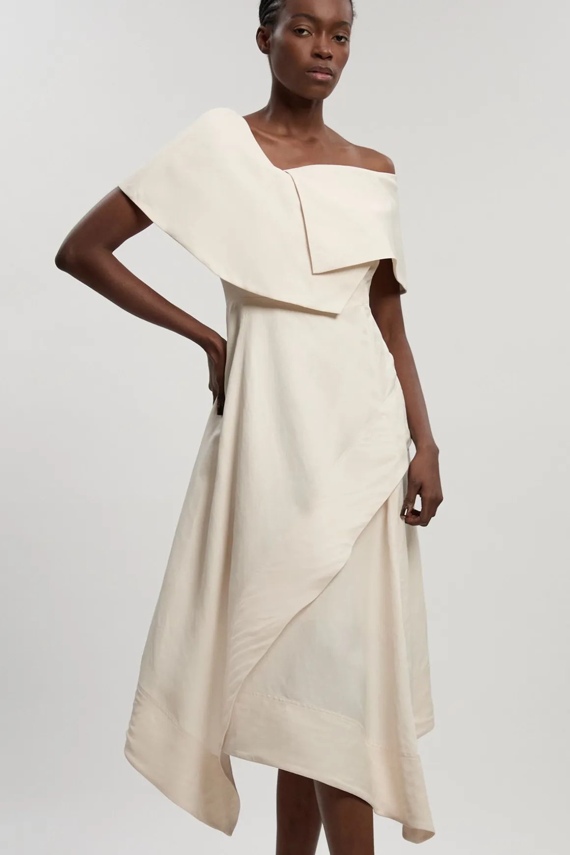 Robe Midi Premium En Viscose Lin À Col Asymétrique Et Jupe Ample Ajustée