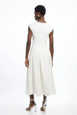 Robe midi épurée à col carré et jupe pleine