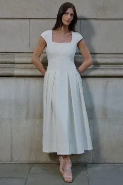 Robe midi épurée à col carré et jupe pleine