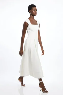 Robe midi épurée à col carré et jupe pleine