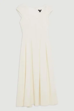 Robe midi épurée à col carré et jupe pleine