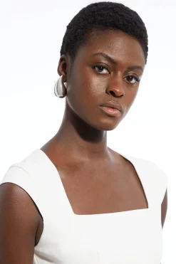 Robe midi épurée à col carré et jupe pleine