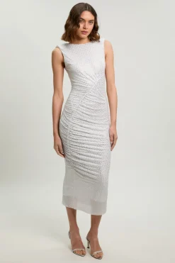 Robe Midi Sans Manches Avec Détails Froncés Et Ornements De Cristaux
