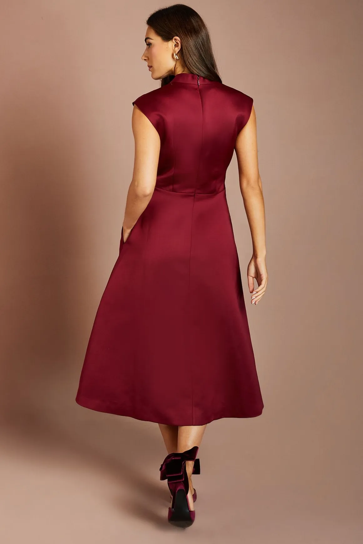 Robe Midi Sans Manches À Col V Avec Détail Cache-cœur