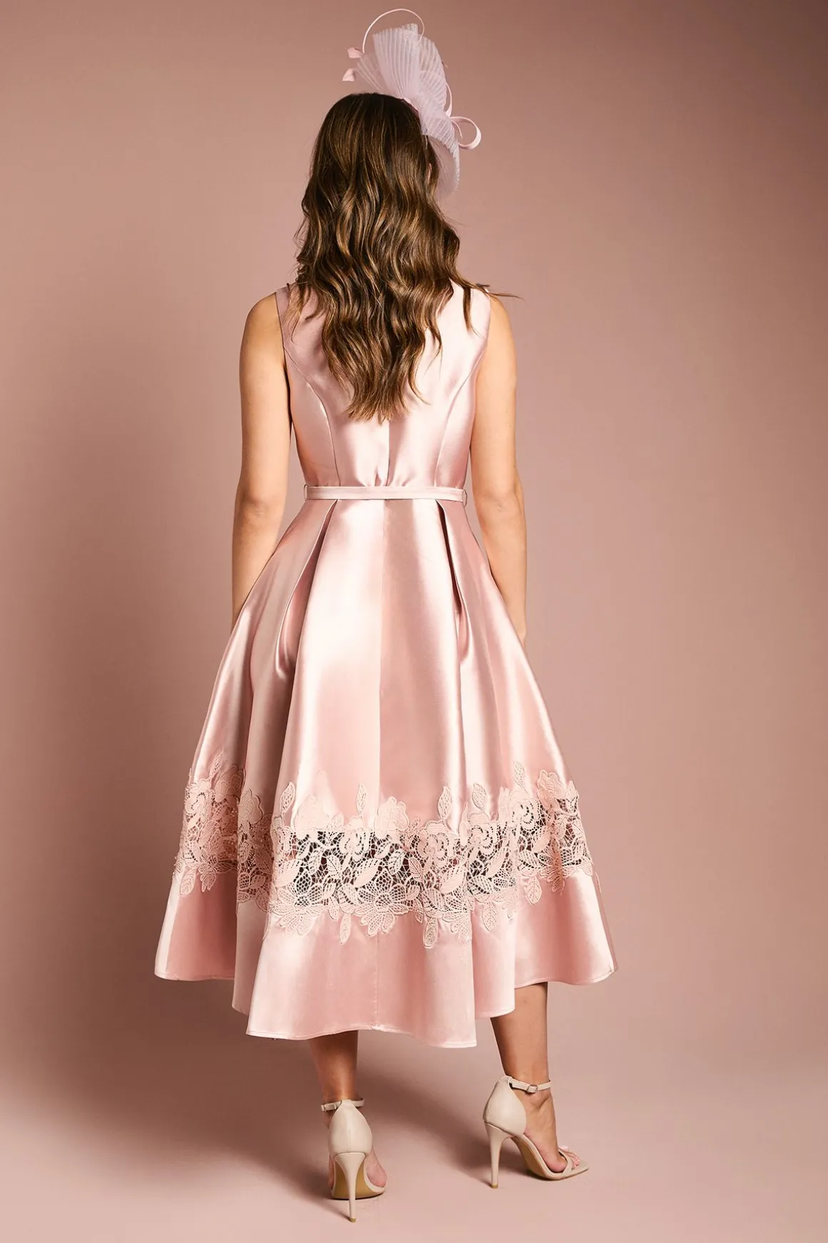 Robe Midi Sans Manches En Sergé Avec Finition Dentelle Et Ceinture
