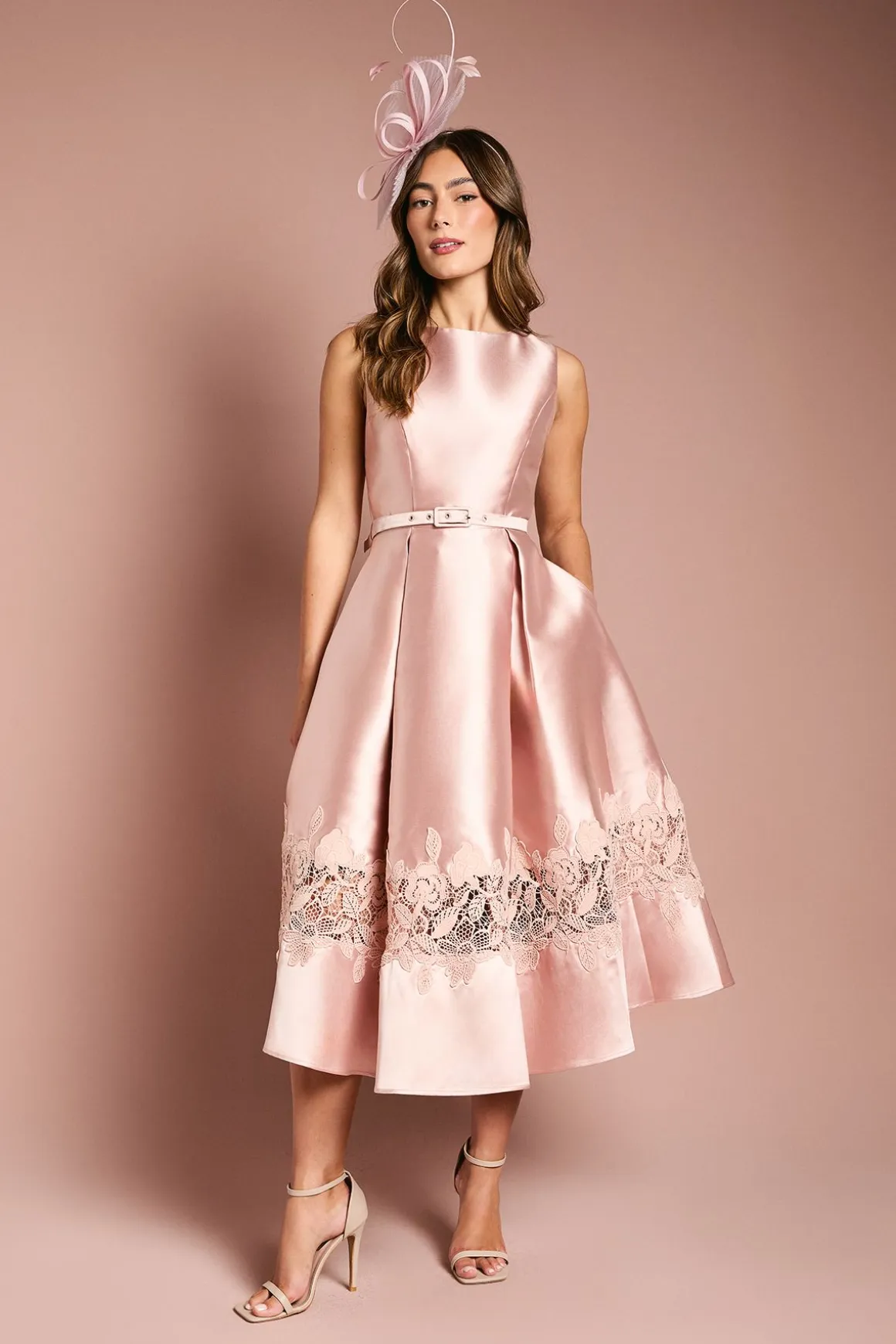 Robe Midi Sans Manches En Sergé Avec Finition Dentelle Et Ceinture