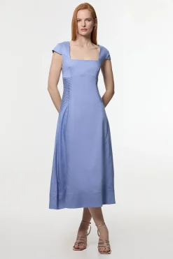 Robe midi sur mesure en lin premium avec détails pintuck et jupe ample