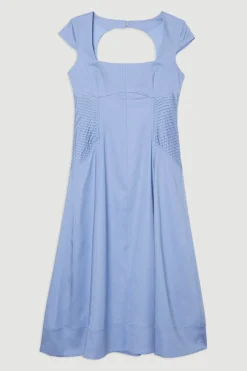 Robe midi sur mesure en lin premium avec détails pintuck et jupe ample