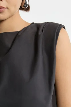 Robe midi sur mesure à plis, encolure et détail de poche