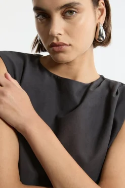 Robe midi sur mesure à plis, encolure et détail de poche