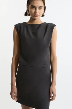 Robe midi sur mesure à plis, encolure et détail de poche