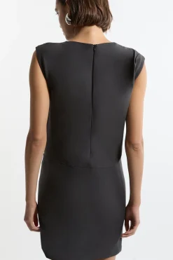 Robe midi sur mesure à plis, encolure et détail de poche