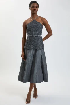 Robe Midi Texturée En Satin Avec Dentelle Et Col Licou Ceinturée Petite