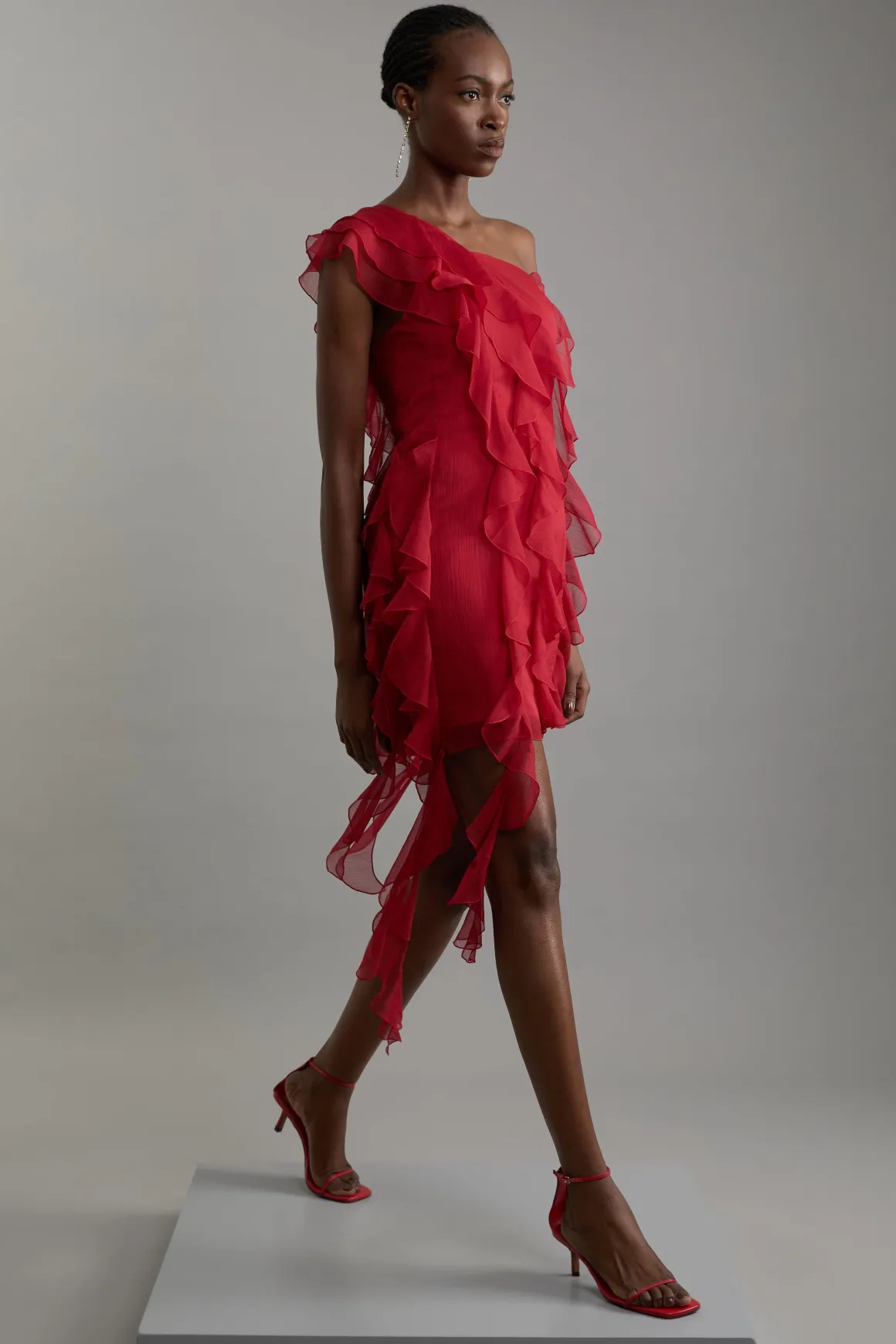 Robe midi tissée en géorgette premium en viscose avec panneaux et détails de volant