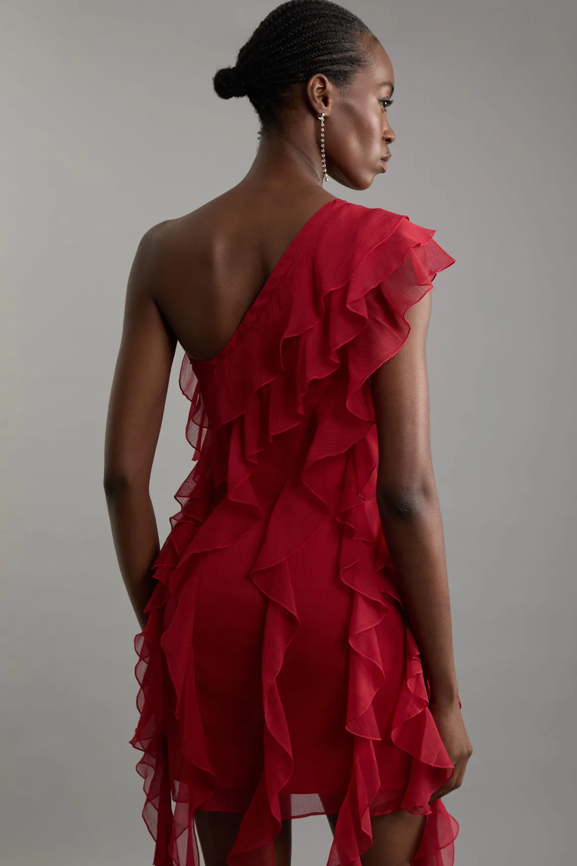 Robe midi tissée en géorgette premium en viscose avec panneaux et détails de volant