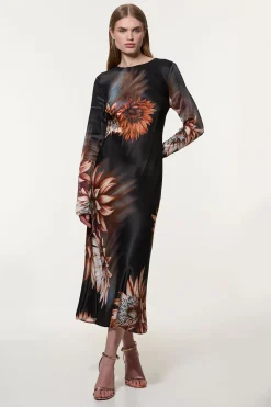 Robe midi tissée en viscose et satin à manches longues, coupe biais.