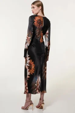 Robe midi tissée en viscose et satin à manches longues, coupe biais.