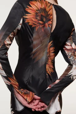 Robe midi tissée en viscose et satin à manches longues, coupe biais.