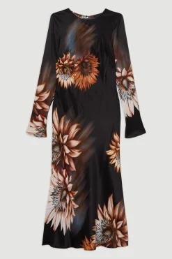 Robe midi tissée en viscose et satin à manches longues, coupe biais.