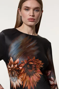 Robe midi tissée en viscose et satin à manches longues, coupe biais.