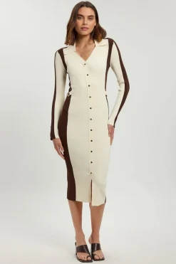 Robe Midi Tricotée En Viscose Côtelée Avec Boutons Et Blocs De Couleur Contrastés