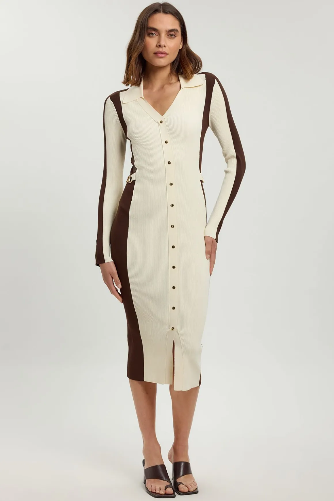 Robe Midi Tricotée En Viscose Côtelée Avec Boutons Et Blocs De Couleur Contrastés