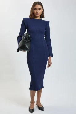 Robe Midi Tricotée À Épaules Larges Avec Détails Point De Chaînette