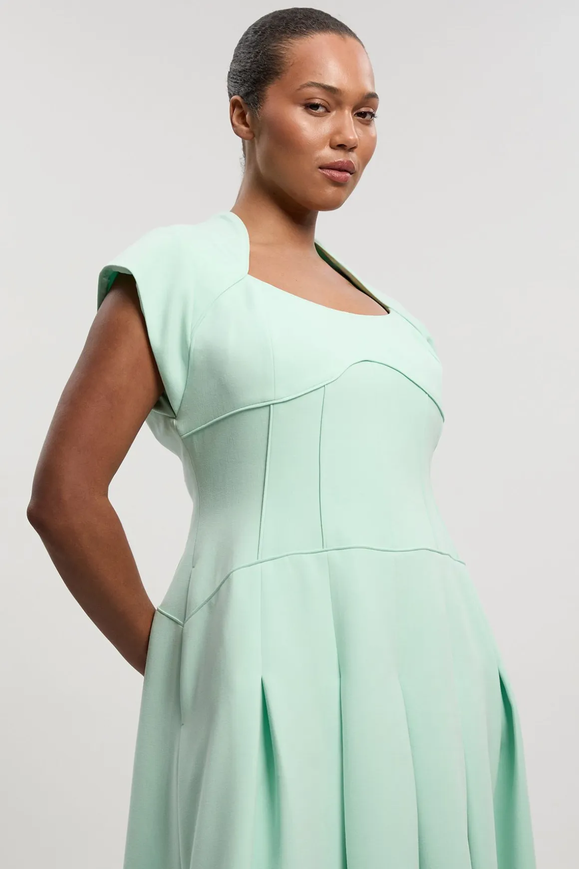 Robe Midi Évasée Grande Taille À Taille Basse En Tissu Stretch Compact