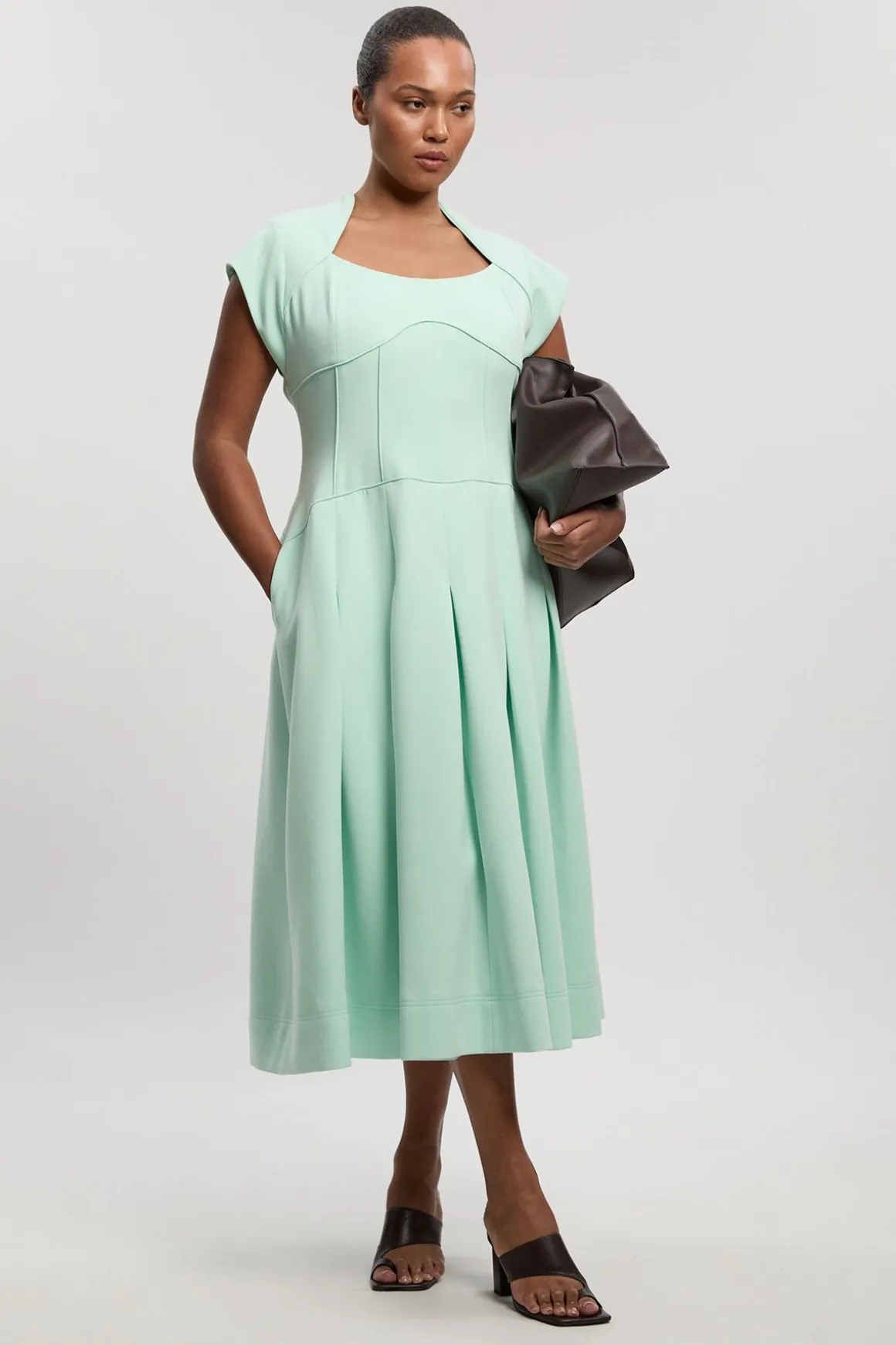 Robe Midi Évasée Grande Taille À Taille Basse En Tissu Stretch Compact