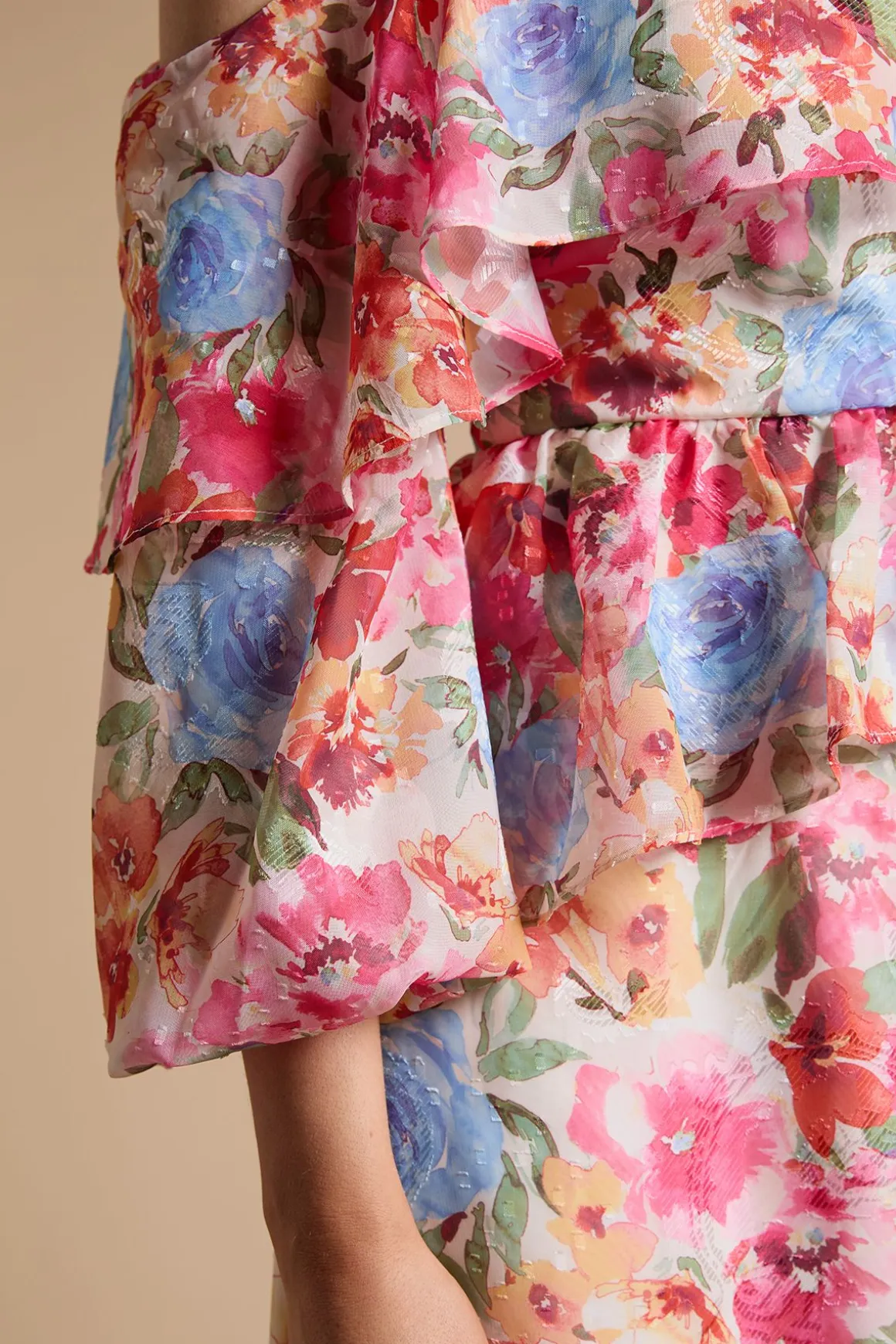 Robe Midi À Volants Floraux Dp Luxe Avec Épaules Dénudées Et Basque