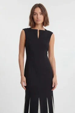 Robe Mi-longue Ajustée Douce Avec Détails Godets Contrastés