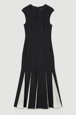 Robe Mi-longue Ajustée Douce Avec Détails Godets Contrastés