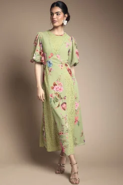 Robe Mi-Longue Ajustée et Évasée en Dentelle
