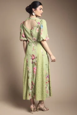 Robe Mi-Longue Ajustée et Évasée en Dentelle