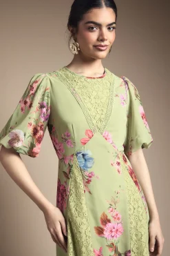 Robe Mi-Longue Ajustée et Évasée en Dentelle